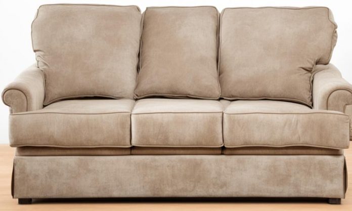 Как почистить диван пылесосом